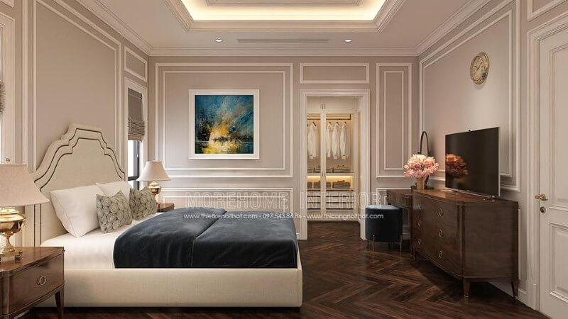 Thiết kế nội thất phòng ngủ tân cổ điển nhẹ nhàng, sang trọng với giường bọc nệm trắng, kệ tivi gỗ óc chó cao cấp. Thiết kế phòng ngủ tại Hà Nội